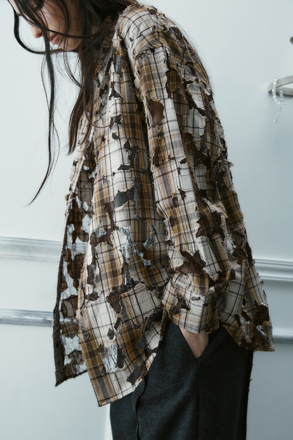 Рубашка рваная с кружевным подслоем - цвет коричневый - 2