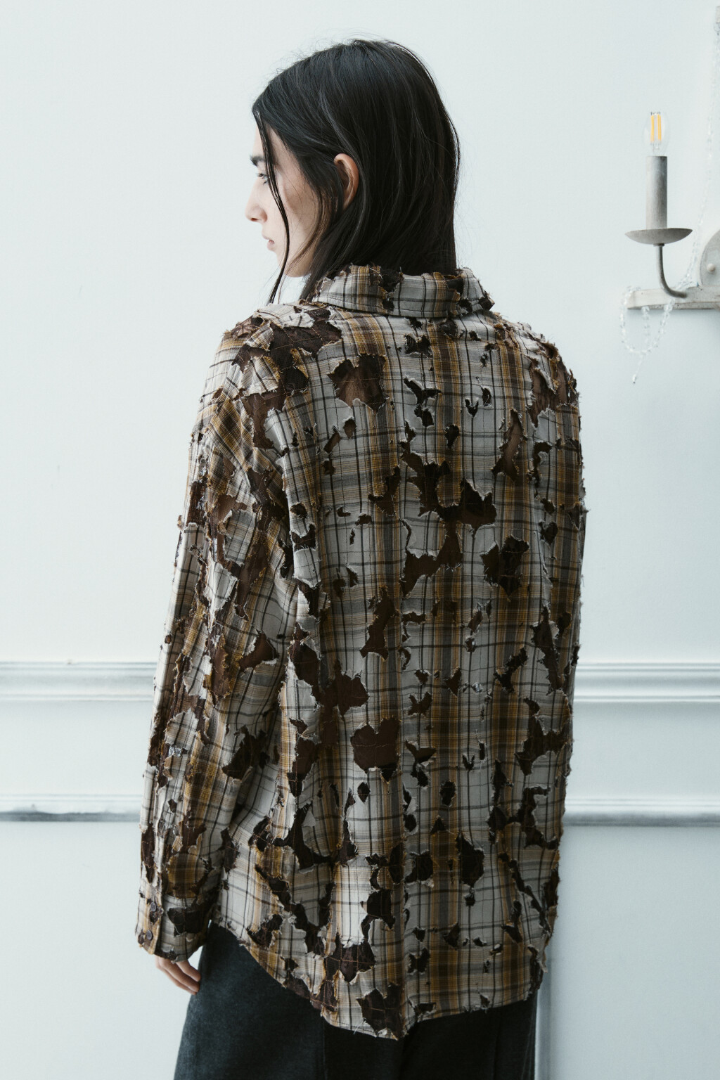 Рубашка рваная с кружевным подслоем - цвет коричневый - 4