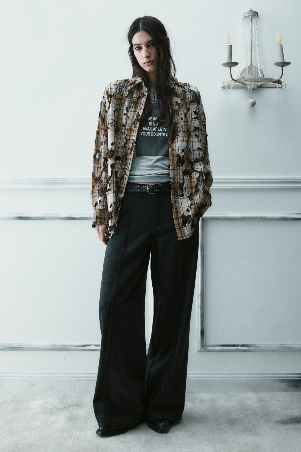 Рубашка рваная с кружевным подслоем - цвет коричневый - 5