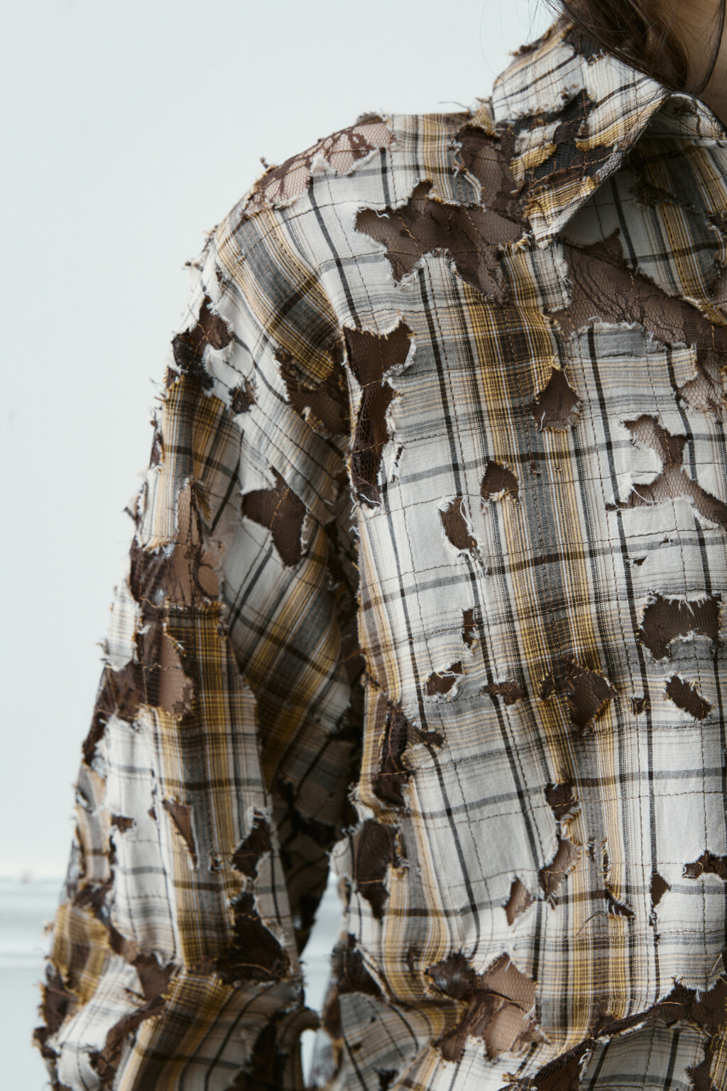 Рубашка рваная с кружевным подслоем - цвет коричневый - 6