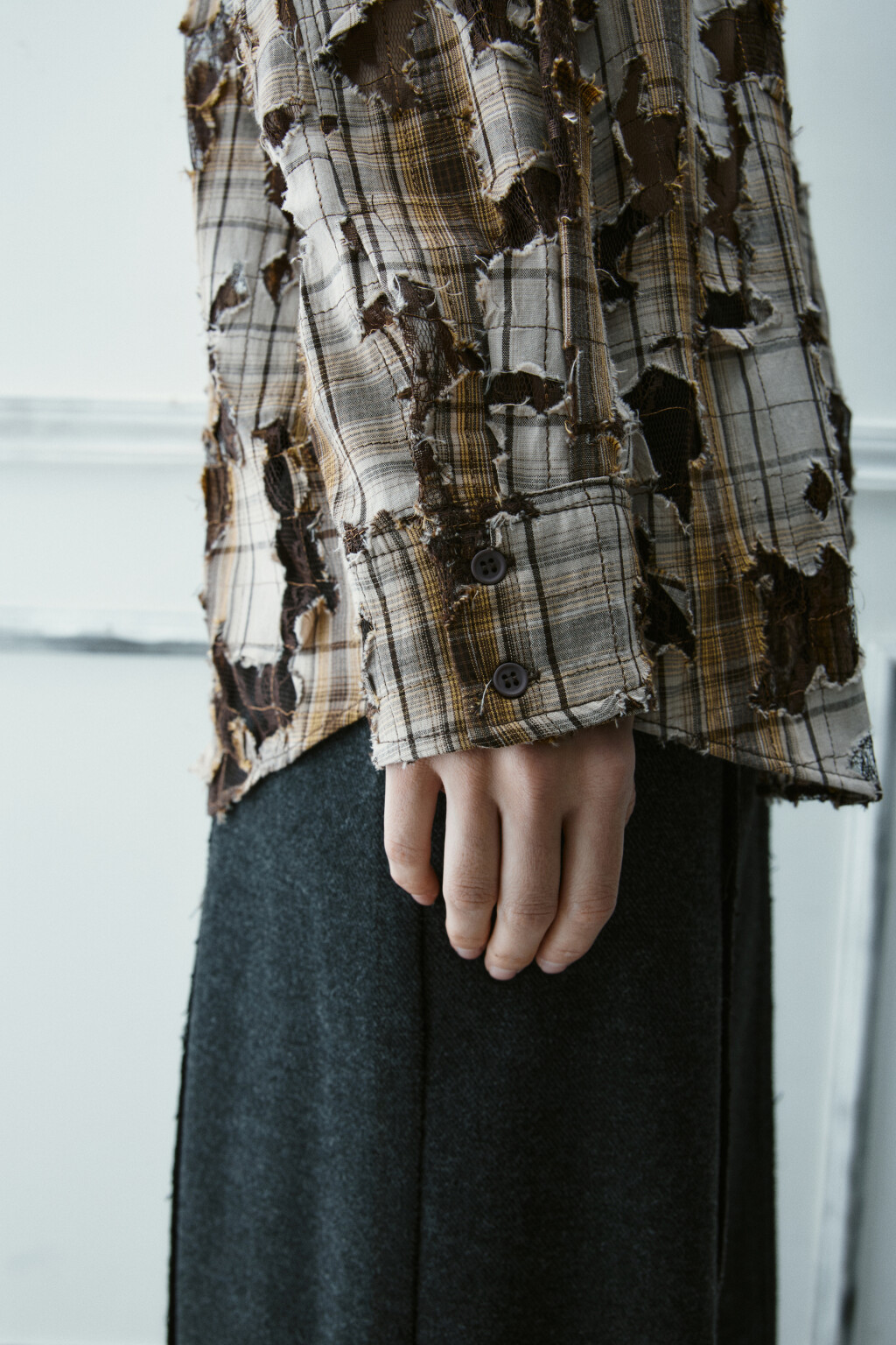 Рубашка рваная с кружевным подслоем - цвет коричневый - 7