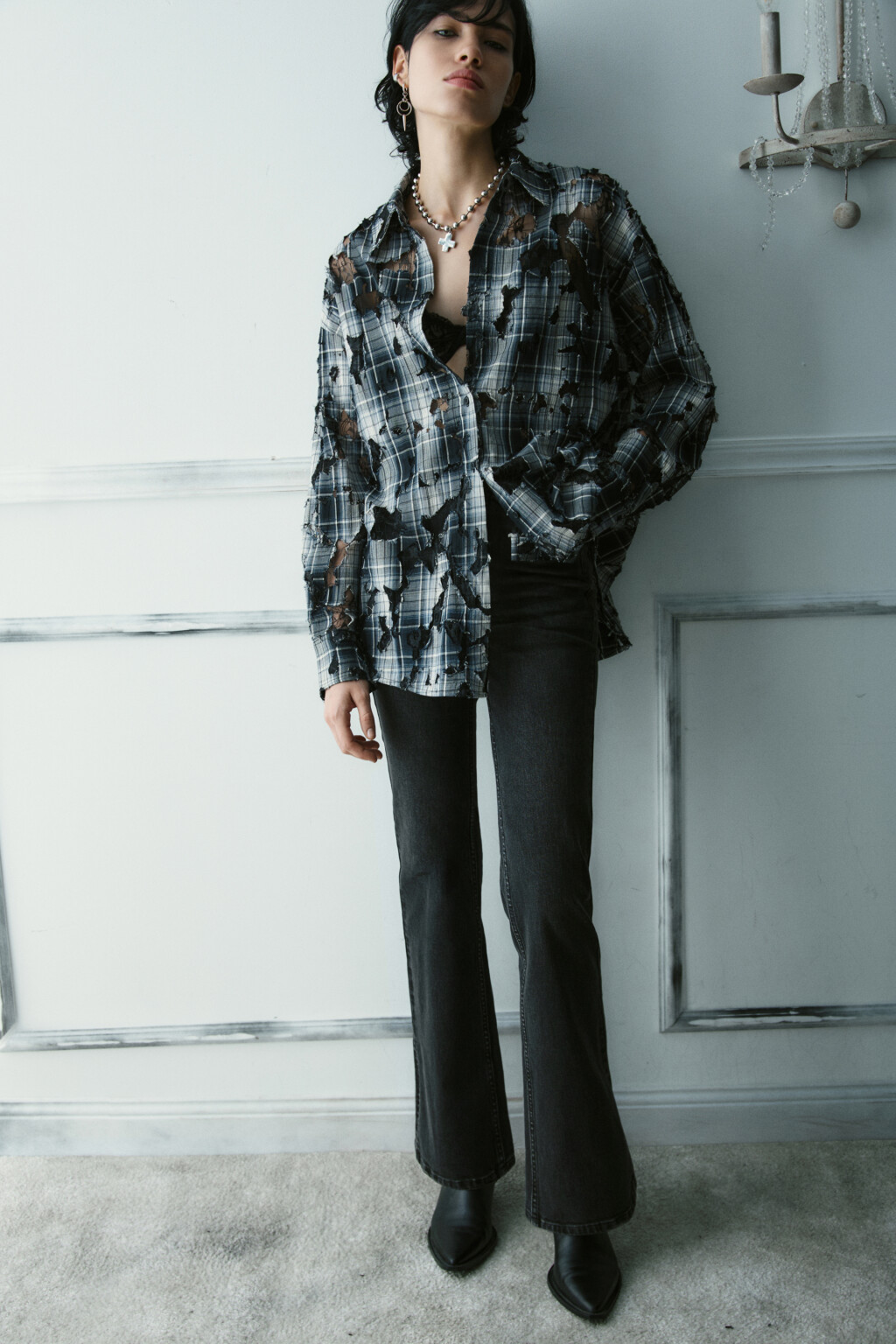 Рубашка рваная с кружевным подслоем - цвет черный - 1