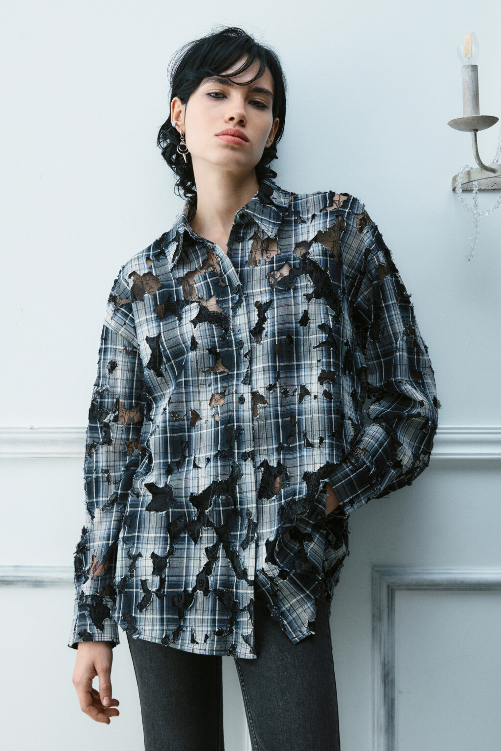 Рубашка рваная с кружевным подслоем - цвет черный - 2