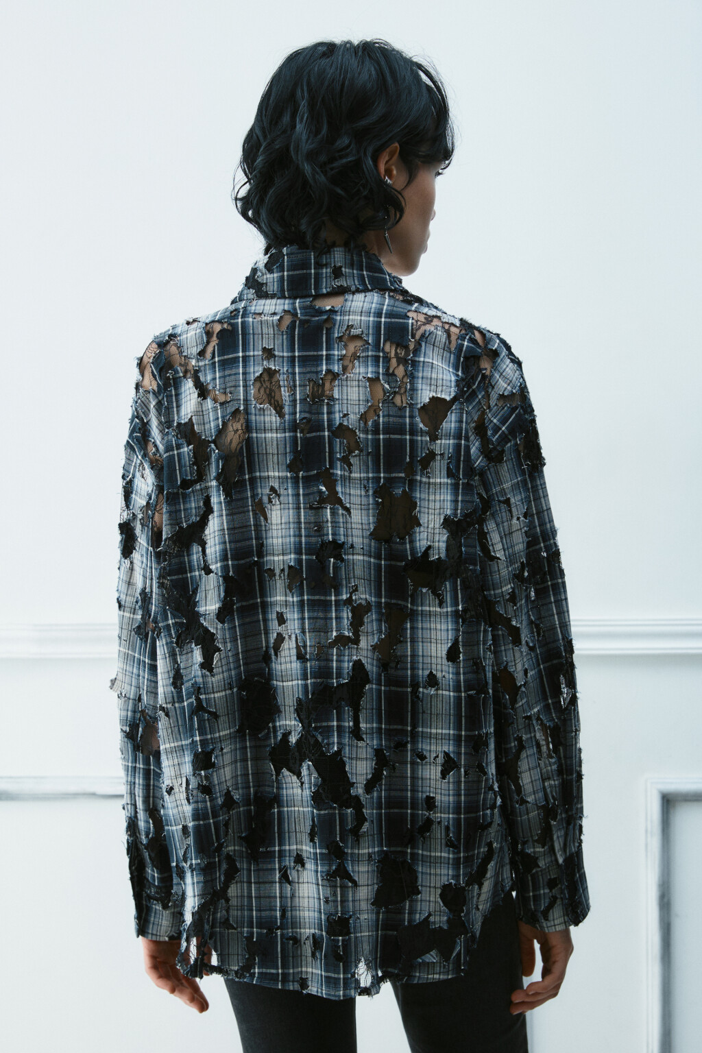 Рубашка рваная с кружевным подслоем - цвет черный - 3