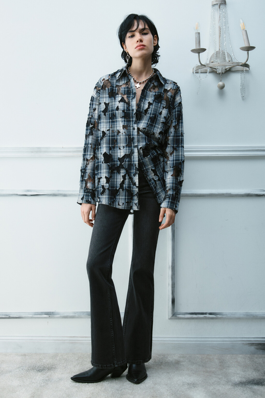 Рубашка рваная с кружевным подслоем - цвет черный - 4