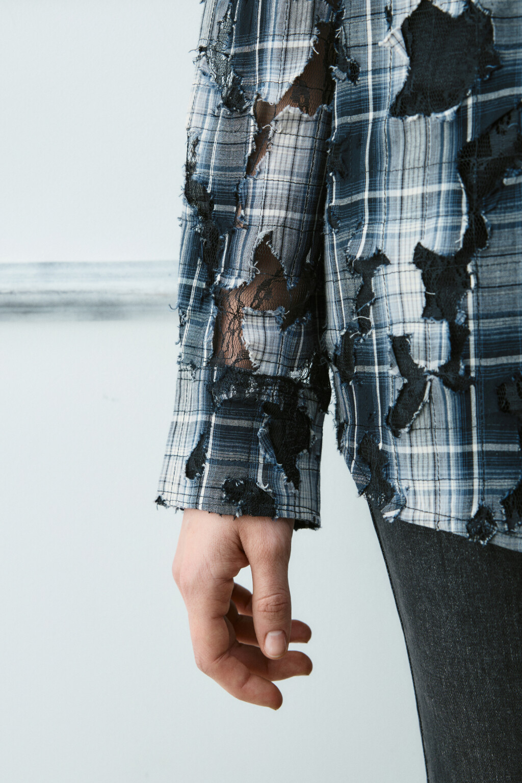 Рубашка рваная с кружевным подслоем - цвет черный - 6