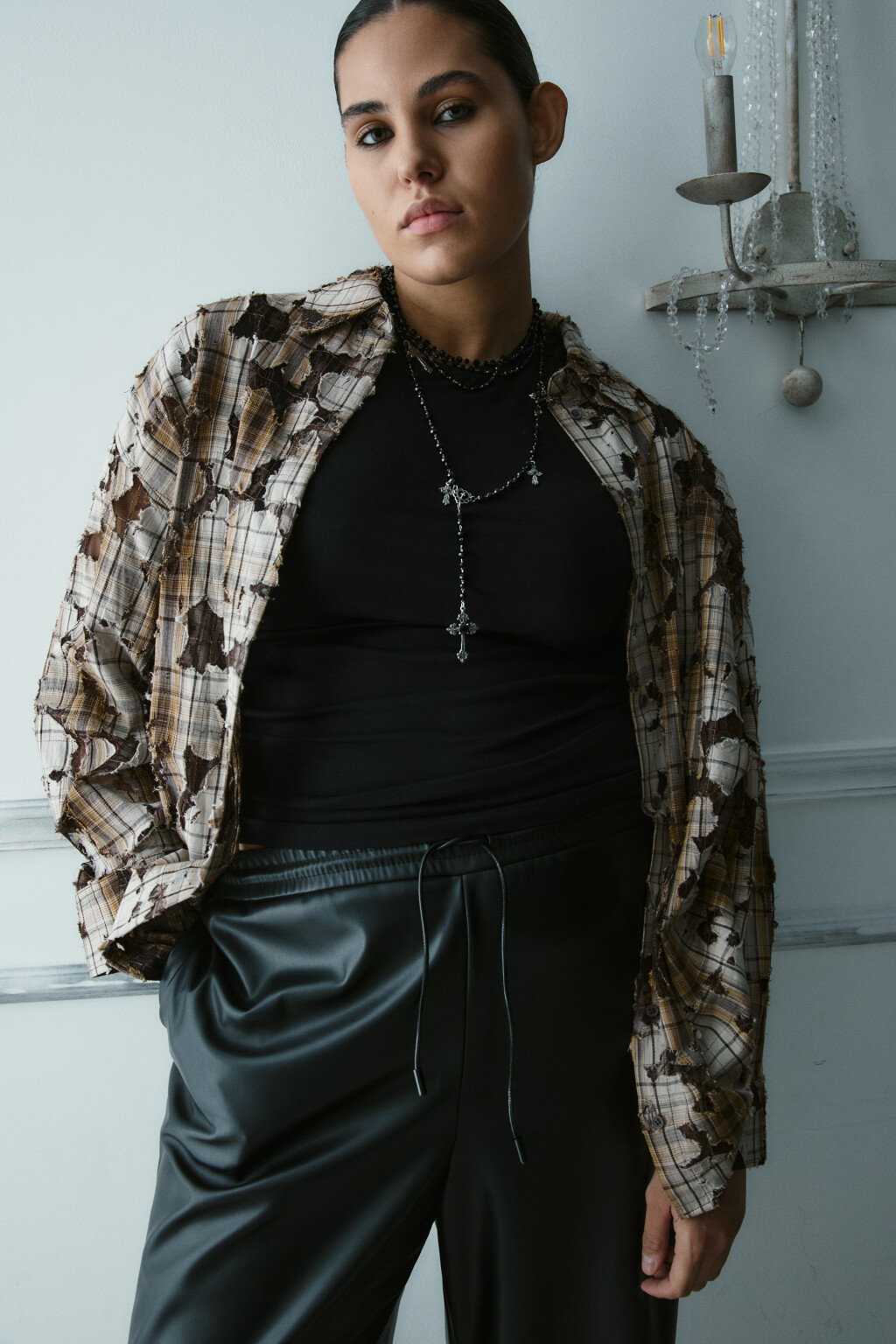 Рубашка рваная с кружевным подслоем - цвет коричневый - 1