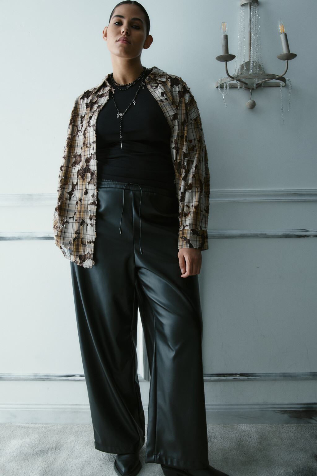 Рубашка рваная с кружевным подслоем - цвет коричневый - 2