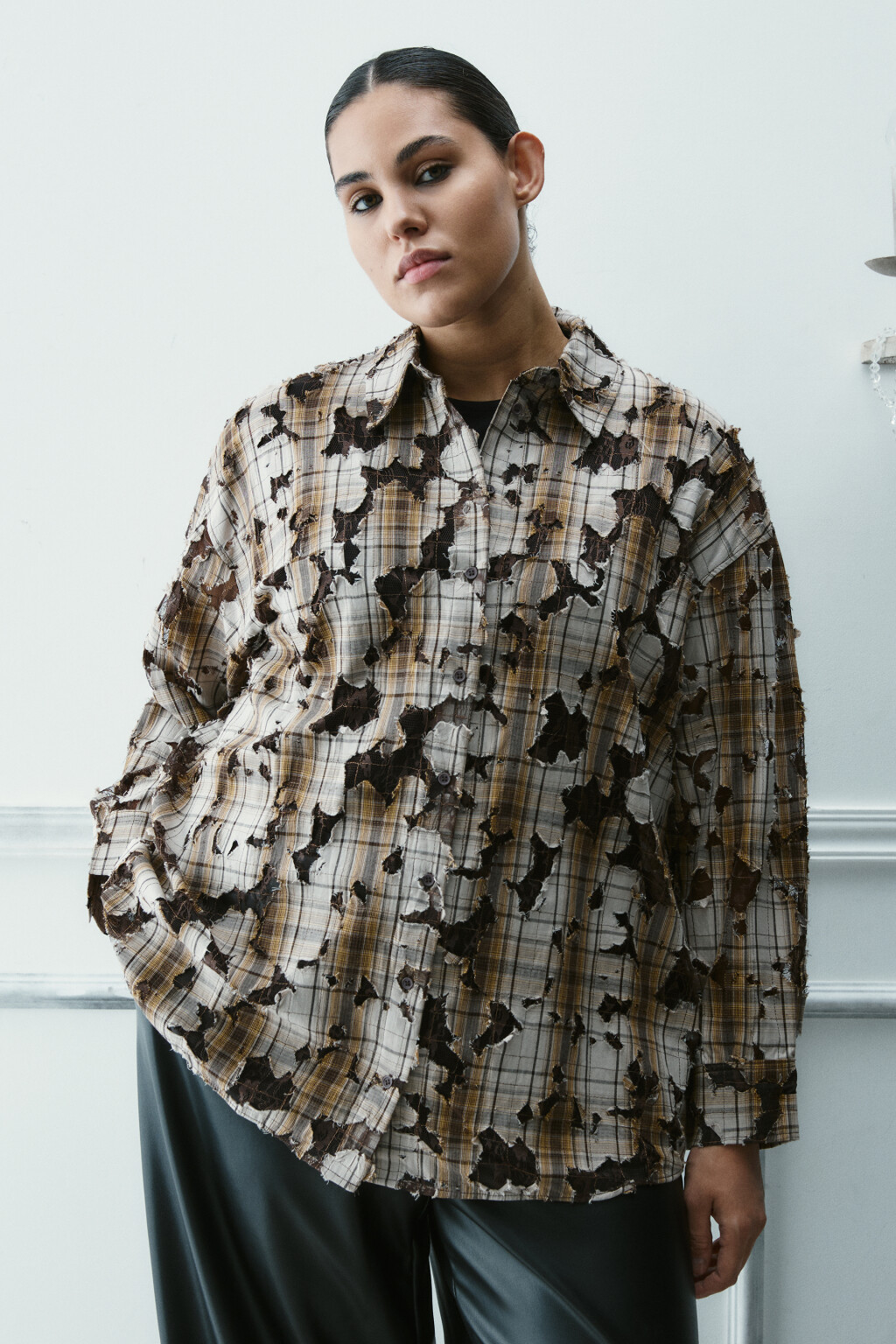 Рубашка рваная с кружевным подслоем - цвет коричневый - 3