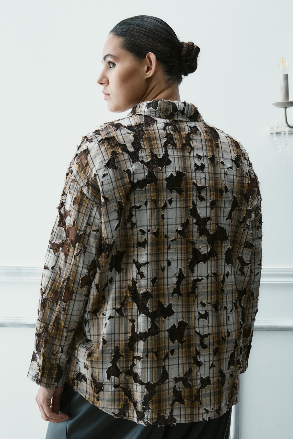 Рубашка рваная с кружевным подслоем - цвет коричневый - 4