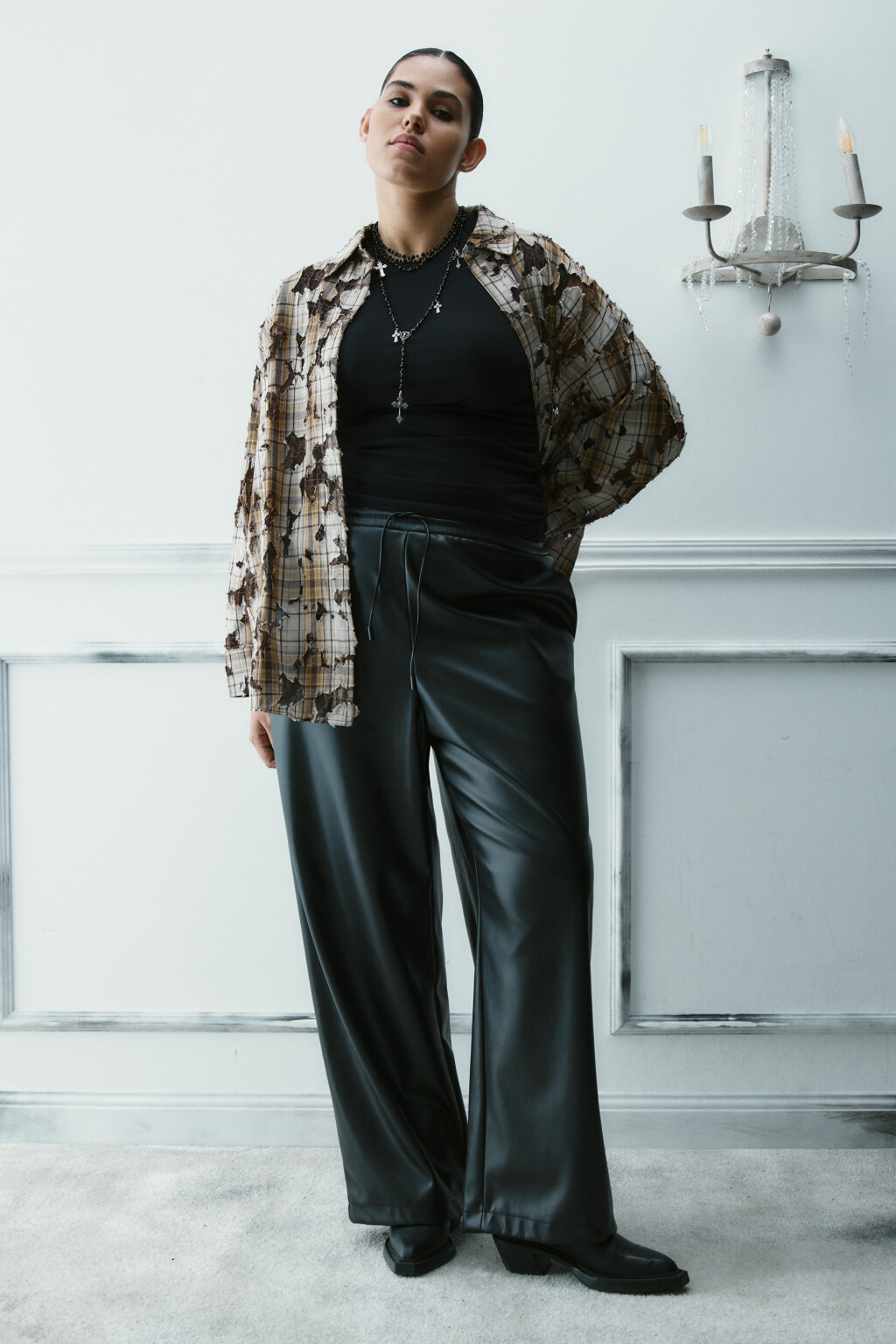 Рубашка рваная с кружевным подслоем - цвет коричневый - 5