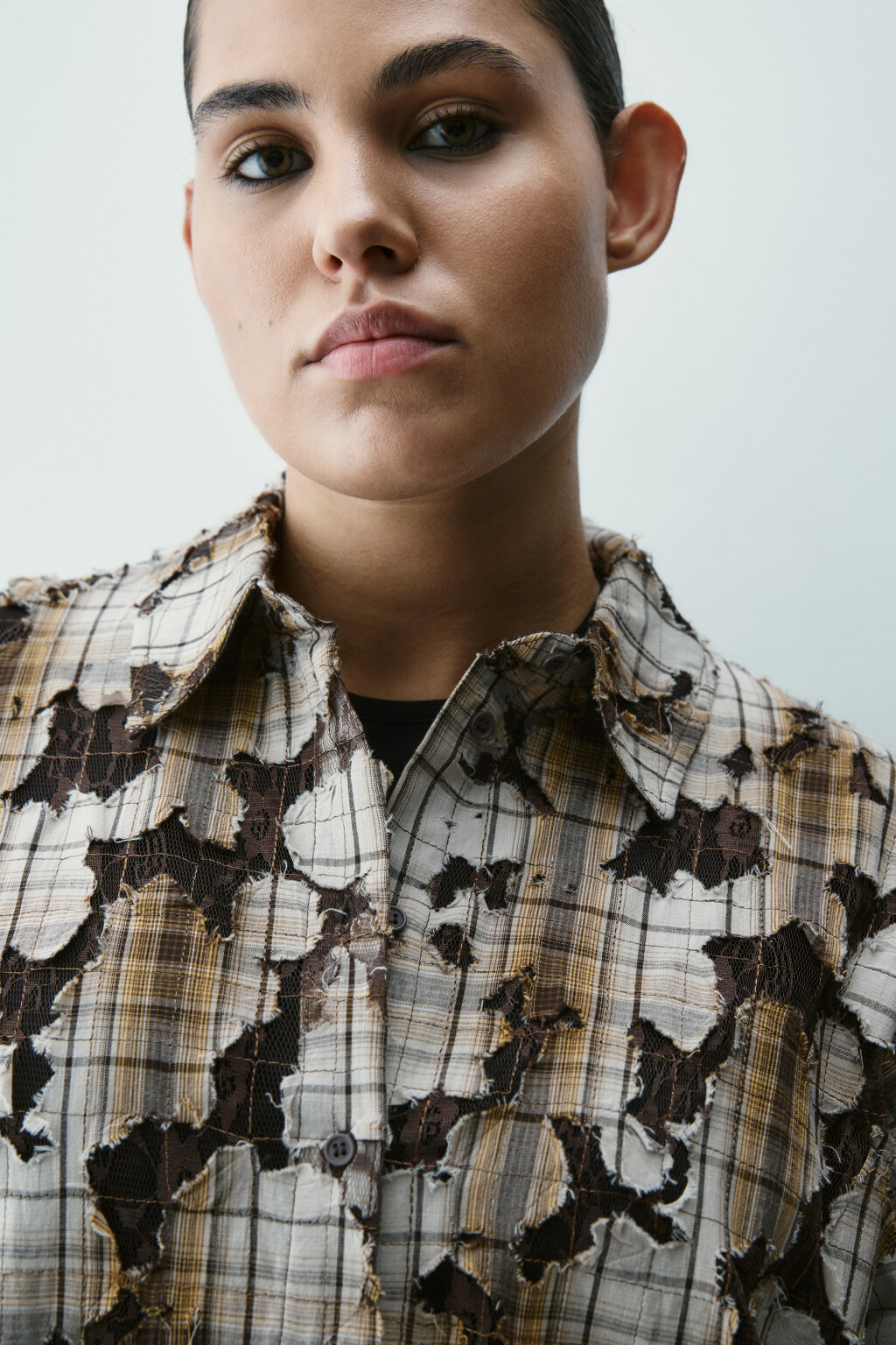 Рубашка рваная с кружевным подслоем - цвет коричневый - 6