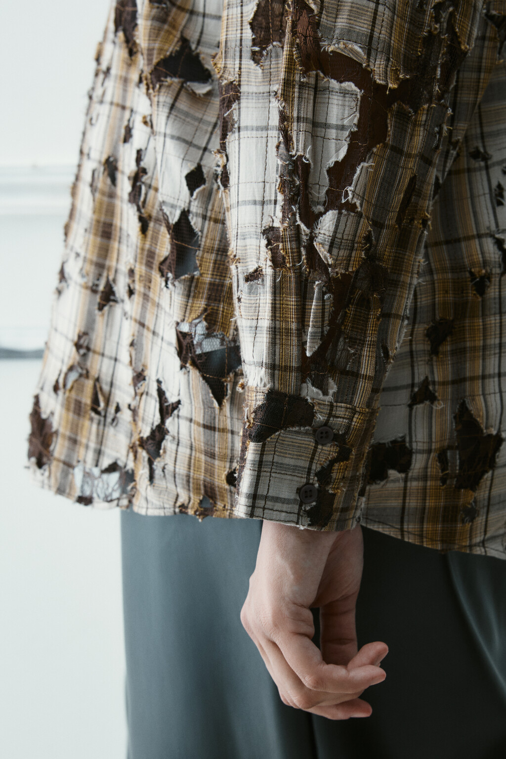 Рубашка рваная с кружевным подслоем - цвет коричневый - 7