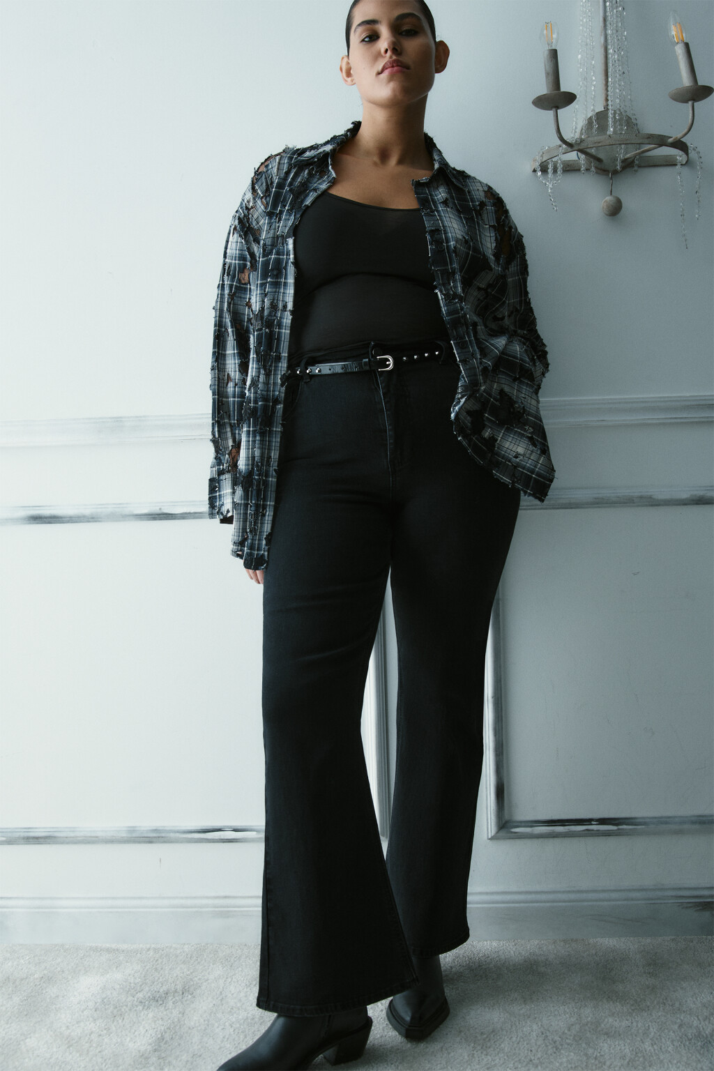 Рубашка рваная с кружевным подслоем - цвет черный - 4