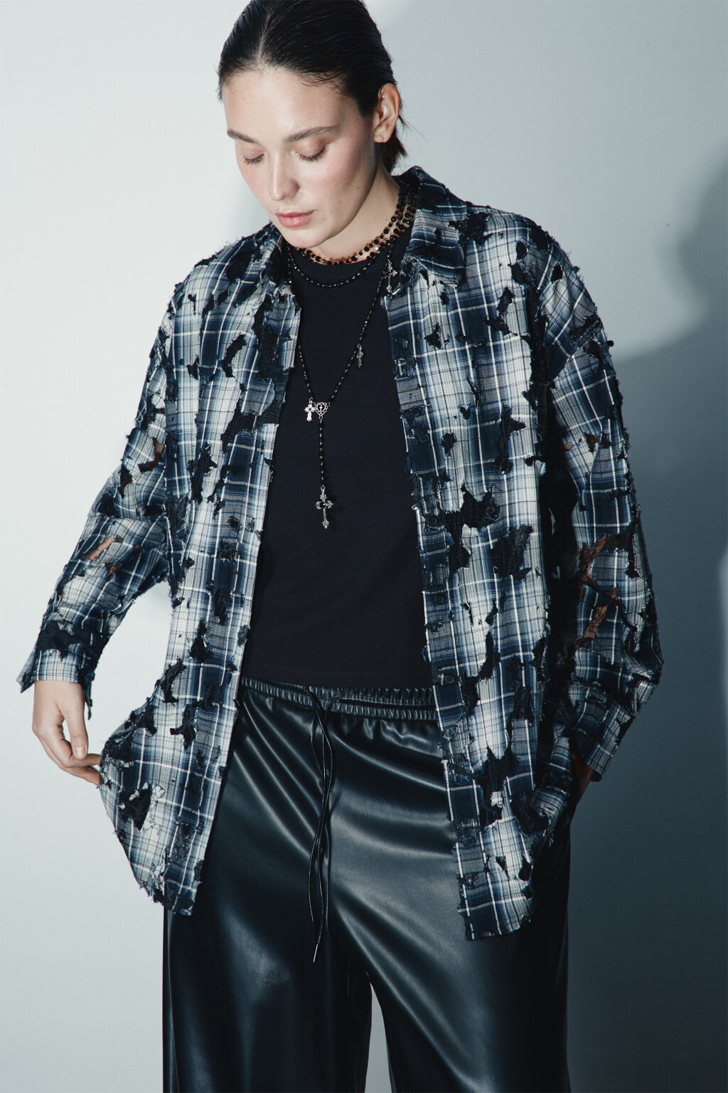 Рубашка рваная с кружевным подслоем - цвет черный - 2