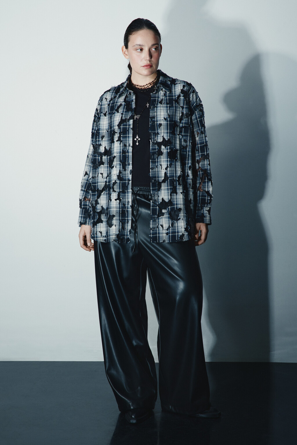 Рубашка рваная с кружевным подслоем - цвет черный - 3