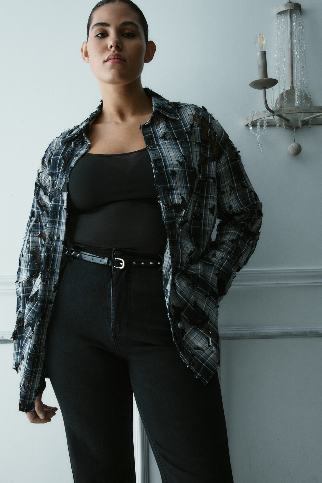 Рубашка рваная с кружевным подслоем - цвет черный - 5