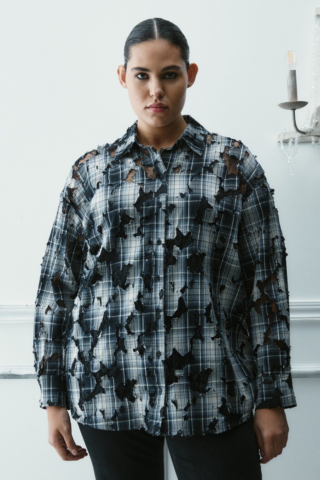 Рубашка рваная с кружевным подслоем - цвет черный - 6