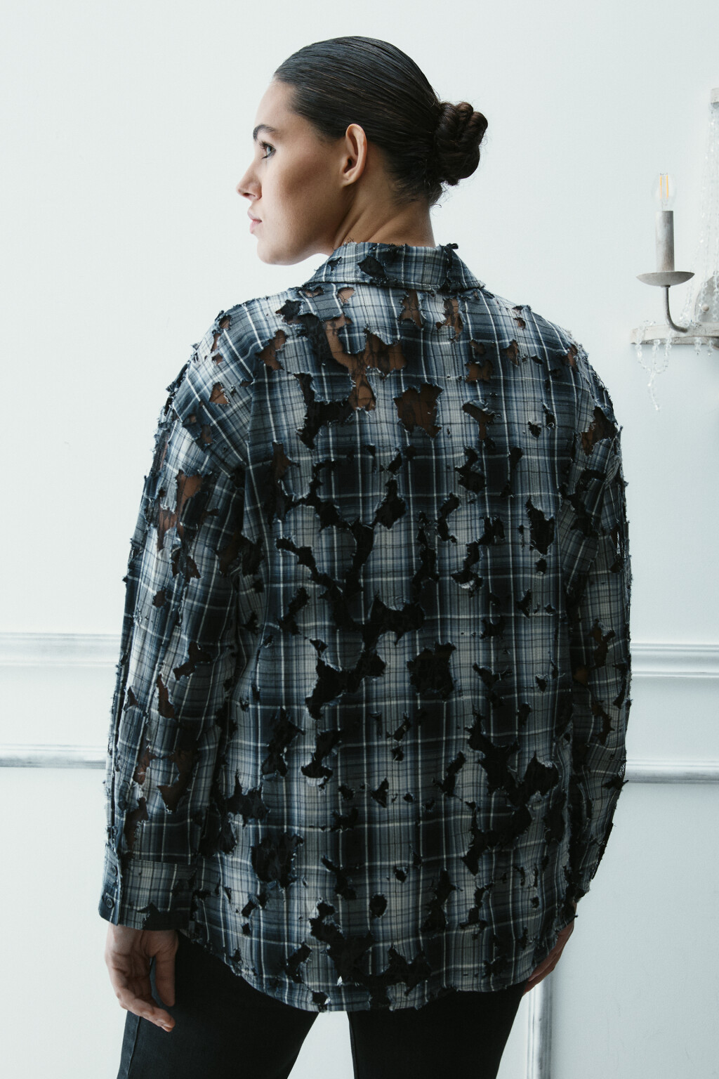 Рубашка рваная с кружевным подслоем - цвет черный - 7