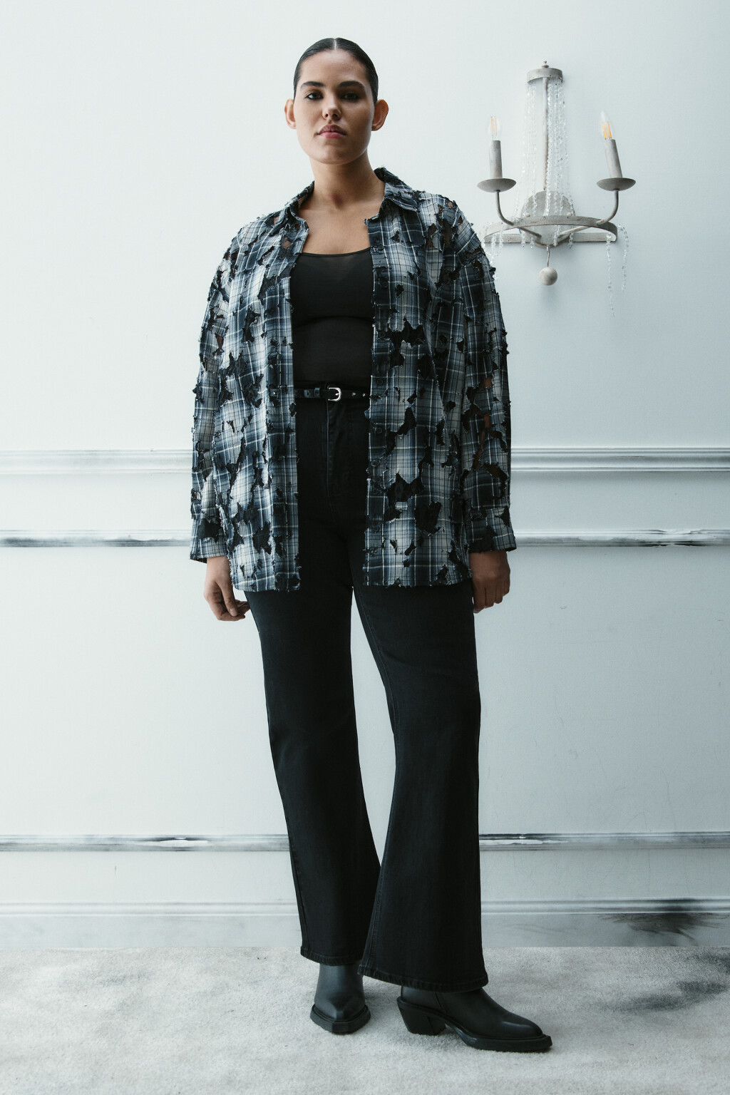 Рубашка рваная с кружевным подслоем - цвет черный - 8