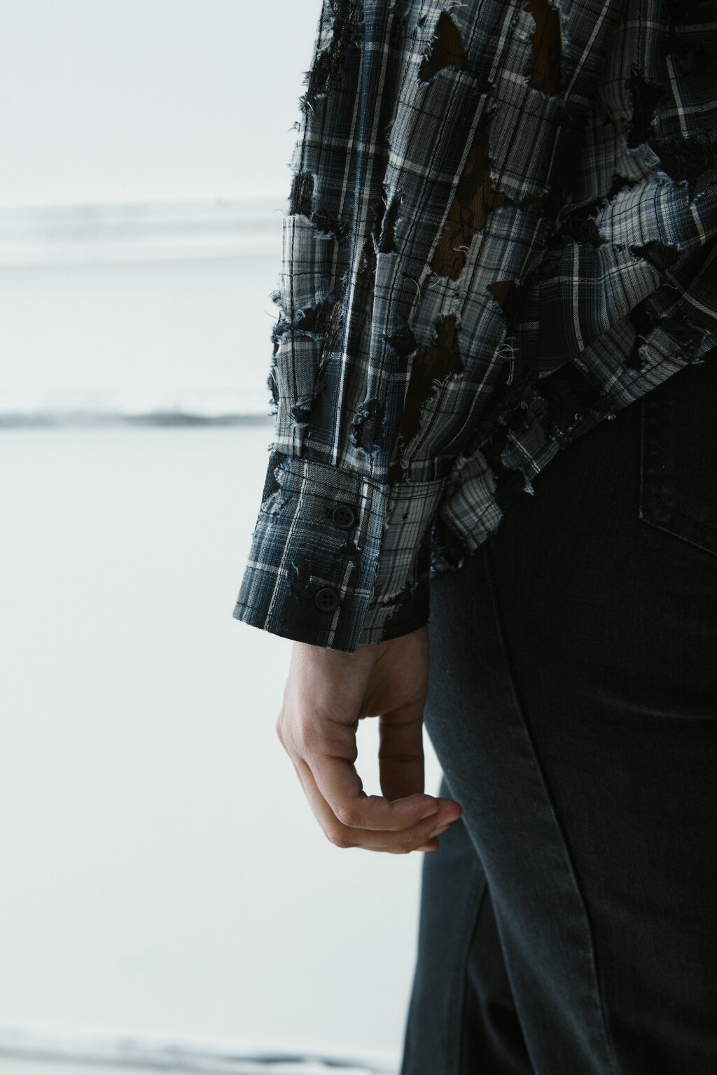 Рубашка рваная с кружевным подслоем - цвет черный - 10