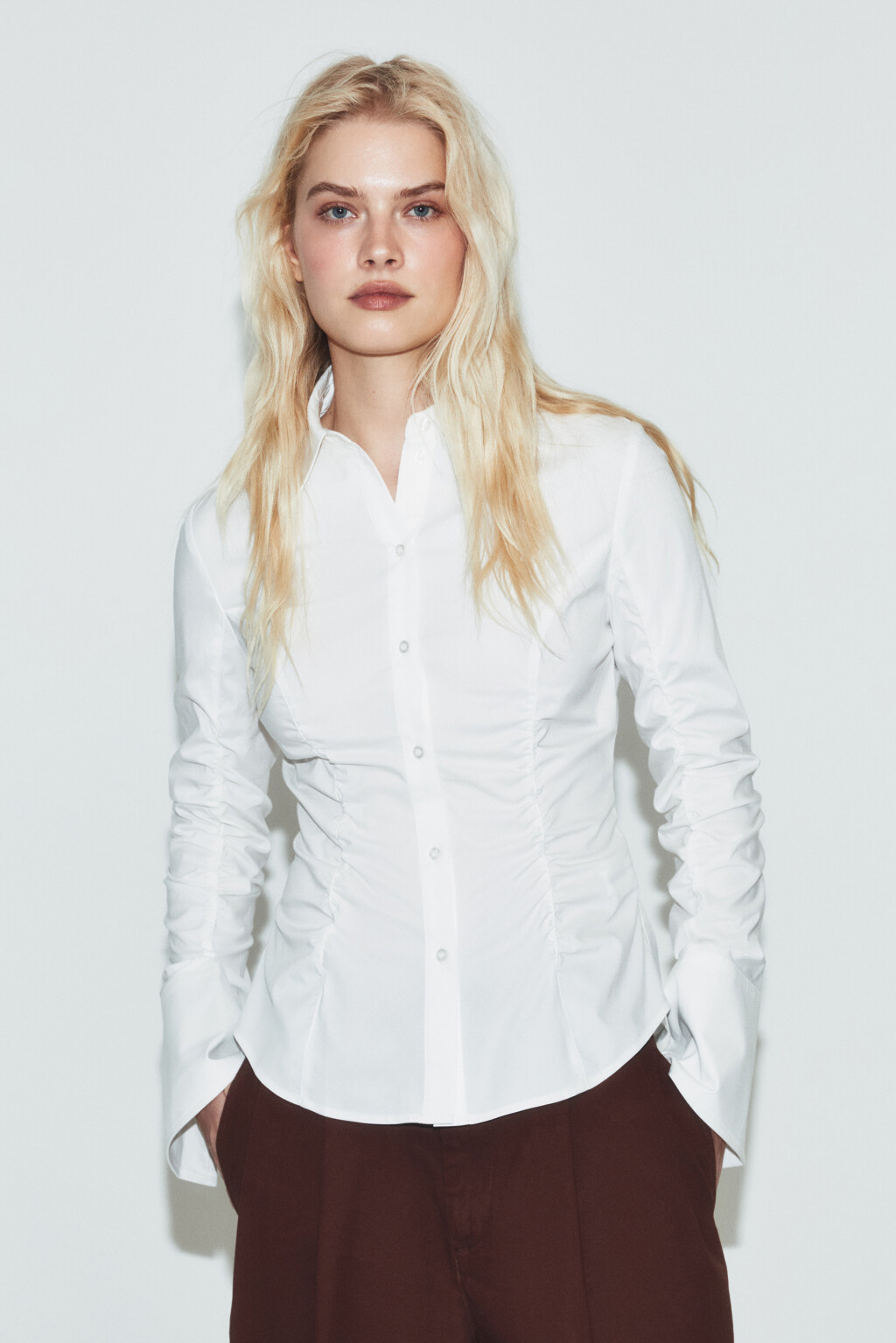 Блузка приталенная со сборками - цвет белый - 2