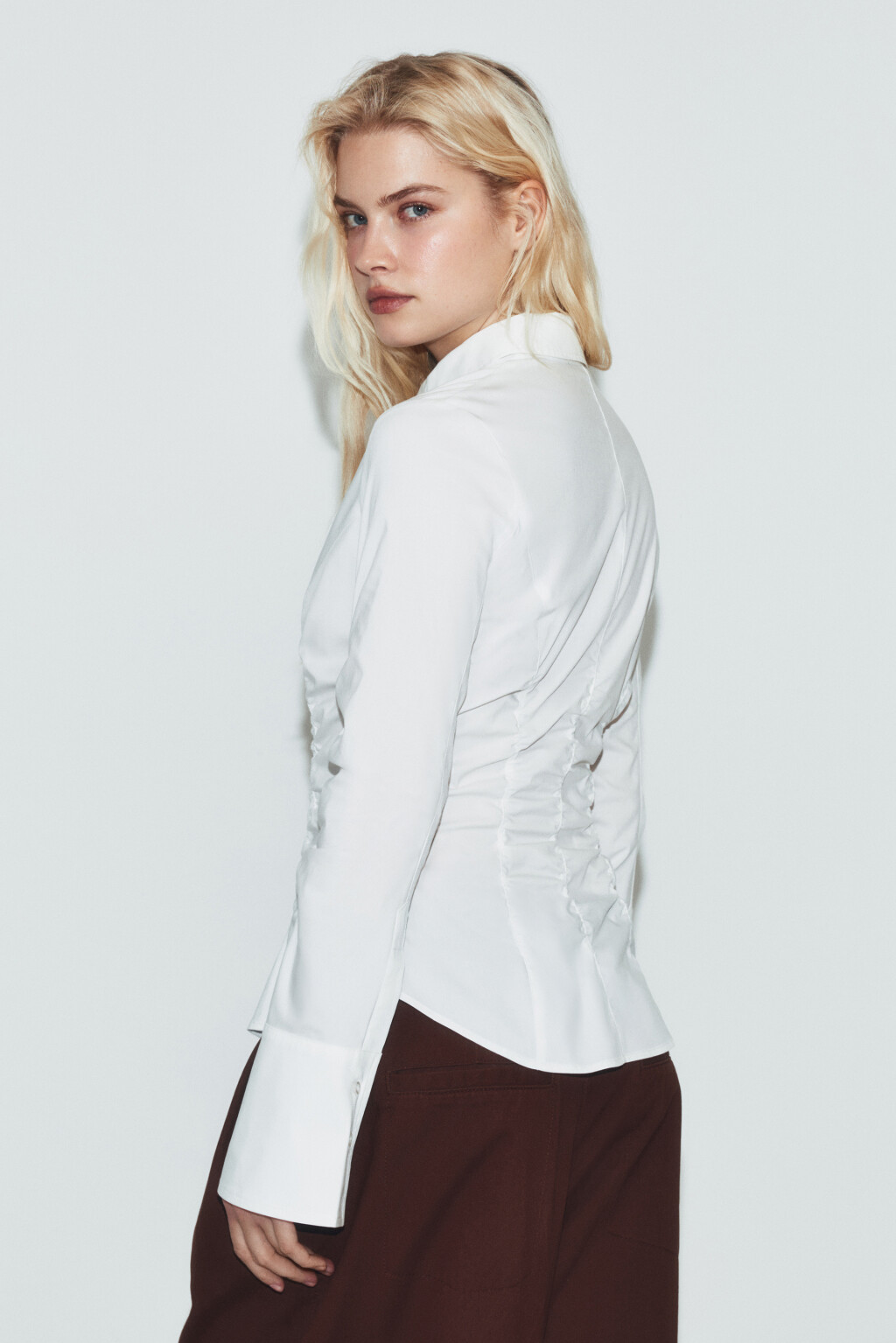 Блузка приталенная со сборками - цвет белый - 3