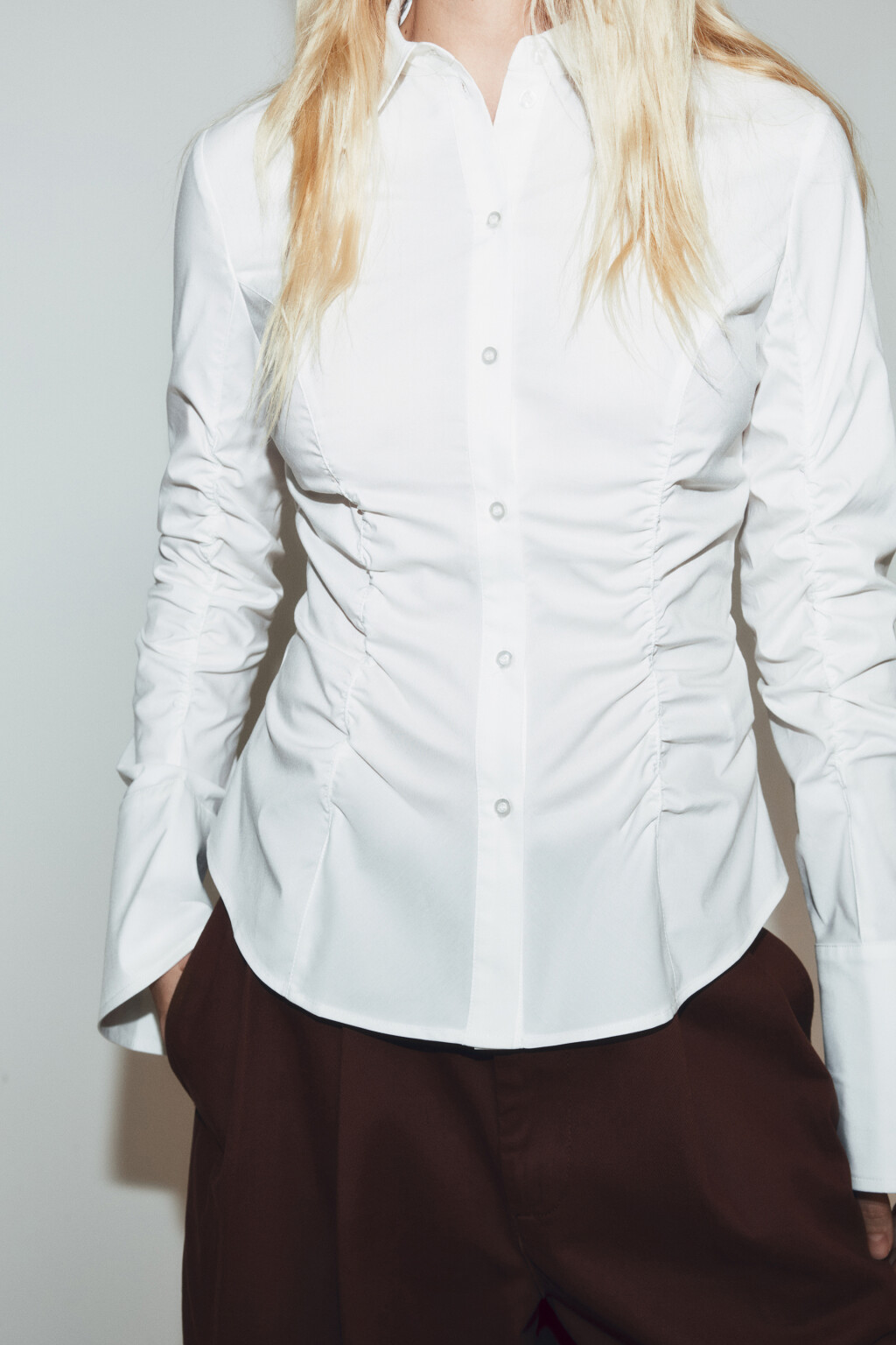 Блузка приталенная со сборками - цвет белый - 5