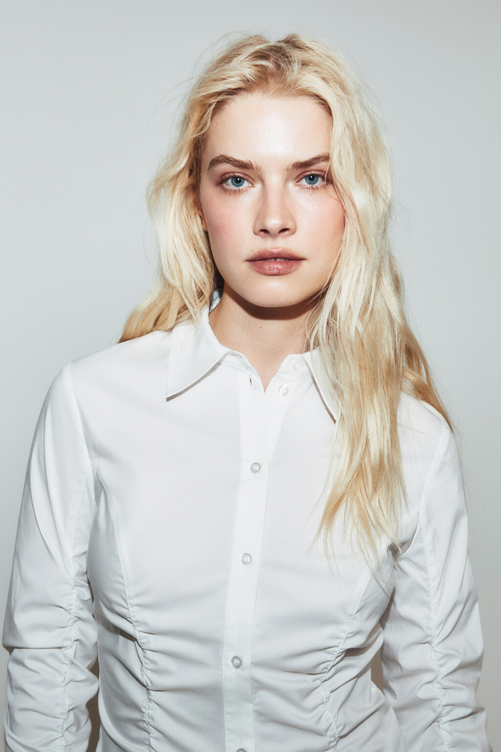 Блузка приталенная со сборками - цвет белый - 7