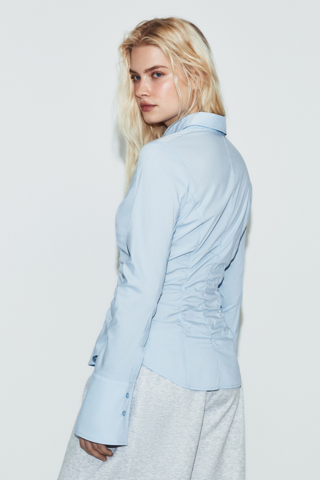 Блузка приталенная со сборками - цвет голубой - 4