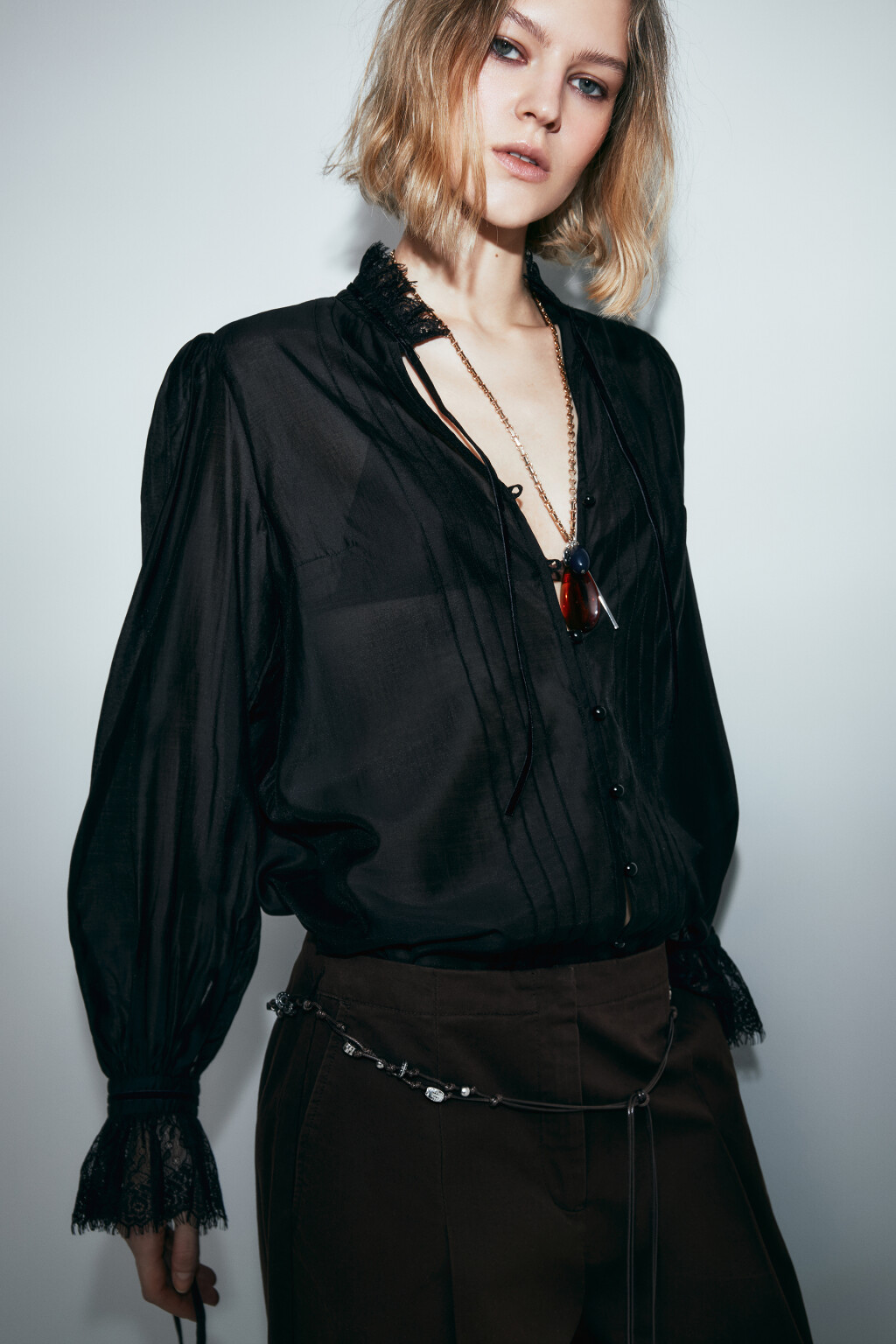 Блузка шифоновая с кружевными манжетами и воротником - цвет черный - 1