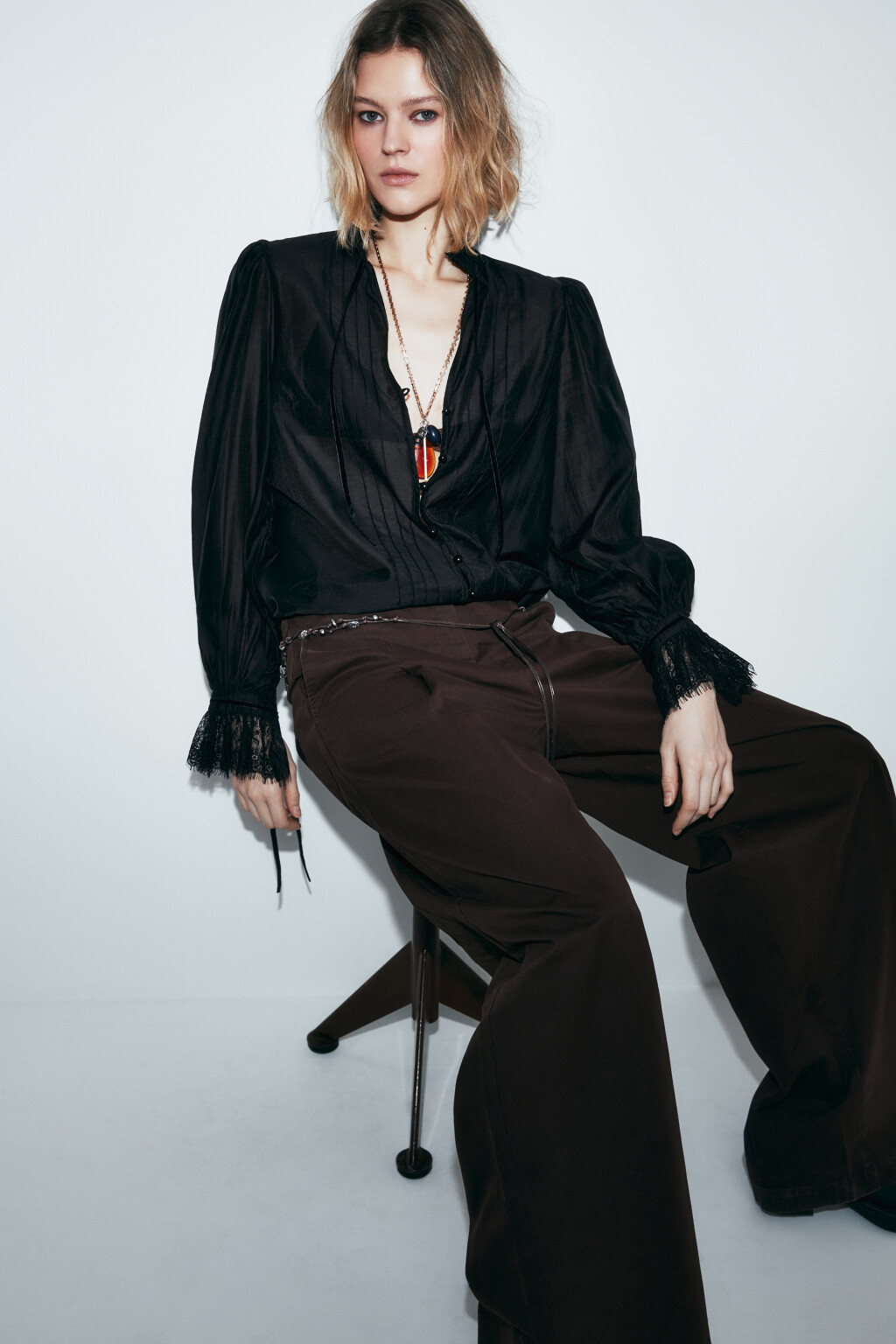 Блузка шифоновая с кружевными манжетами и воротником - цвет черный - 2