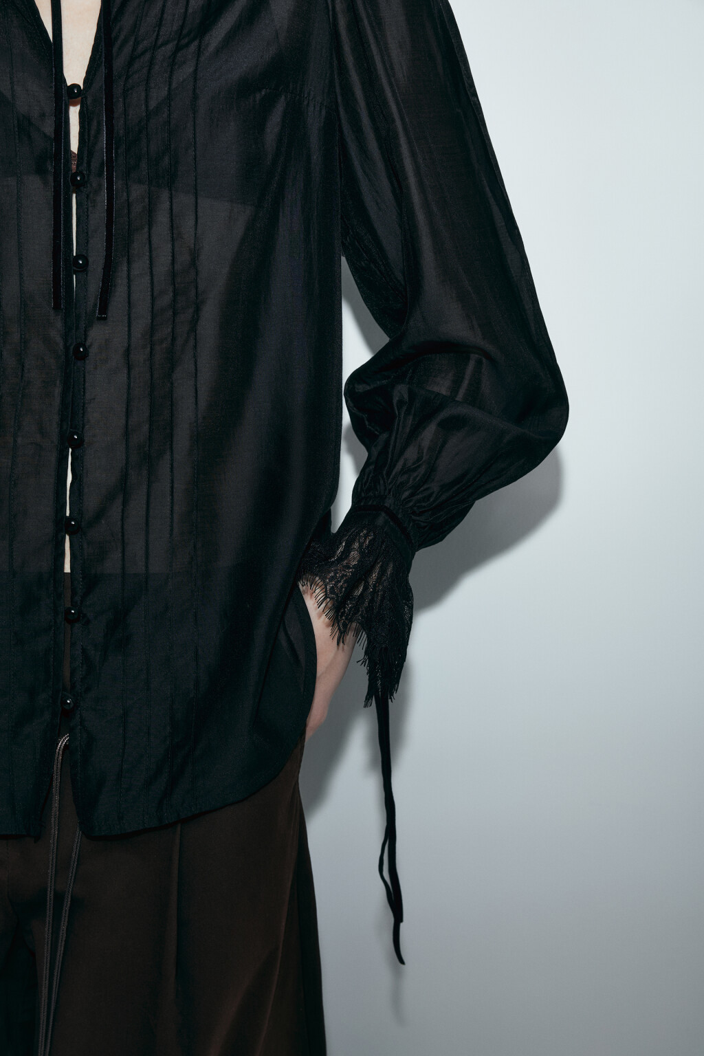 Блузка шифоновая с кружевными манжетами и воротником - цвет черный - 7