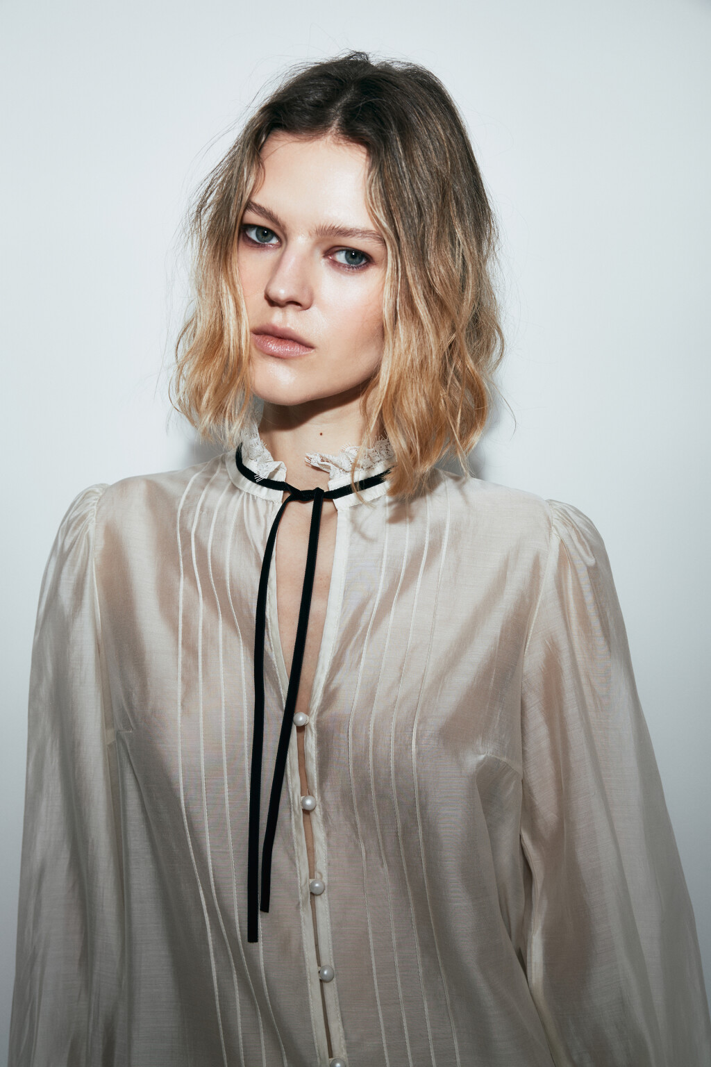 Блузка шифоновая с кружевными манжетами и воротником - цвет молочный - 6