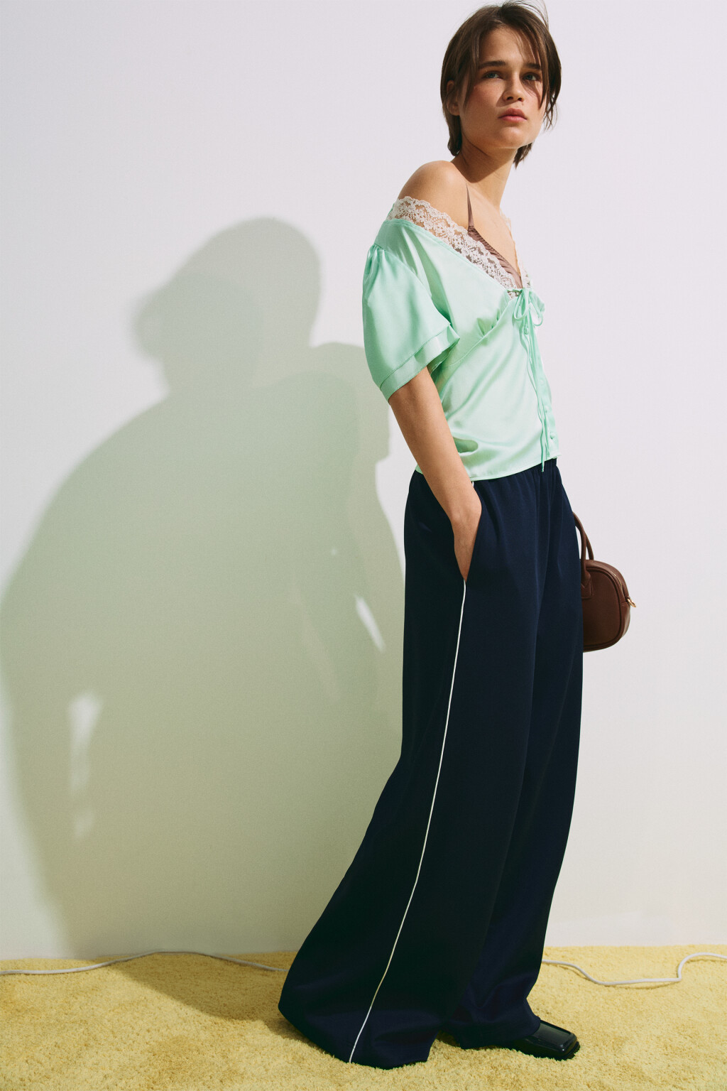 Блузка атласная с кружевной отделкой - цвет зеленый - 2
