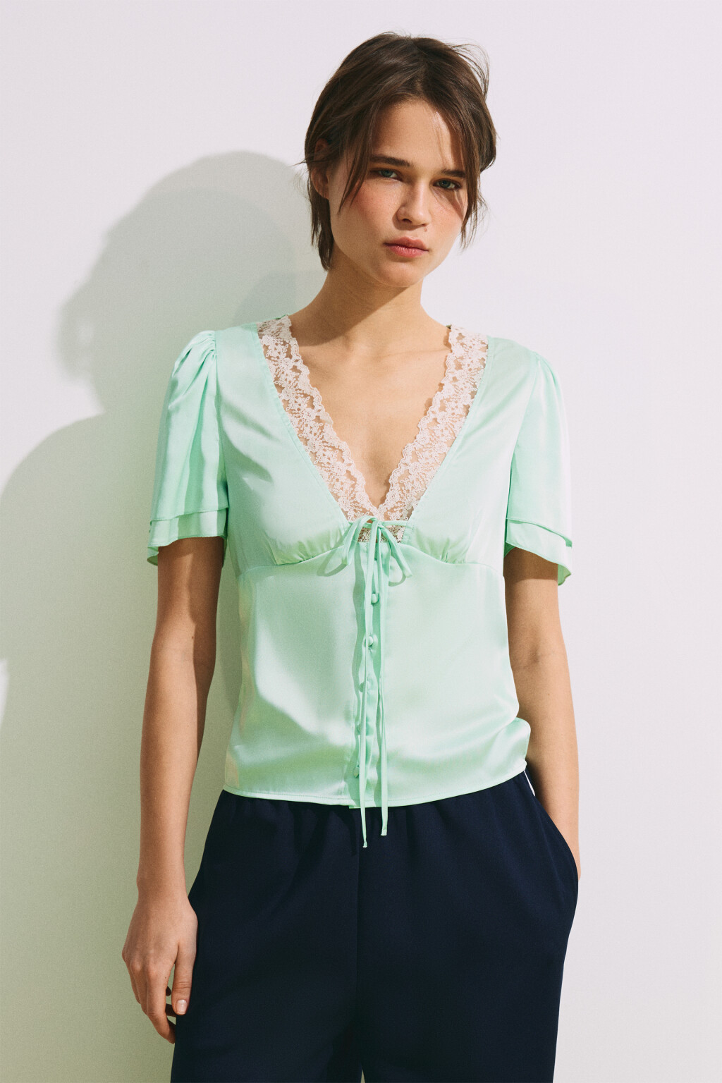 Блузка атласная с кружевной отделкой - цвет зеленый - 3