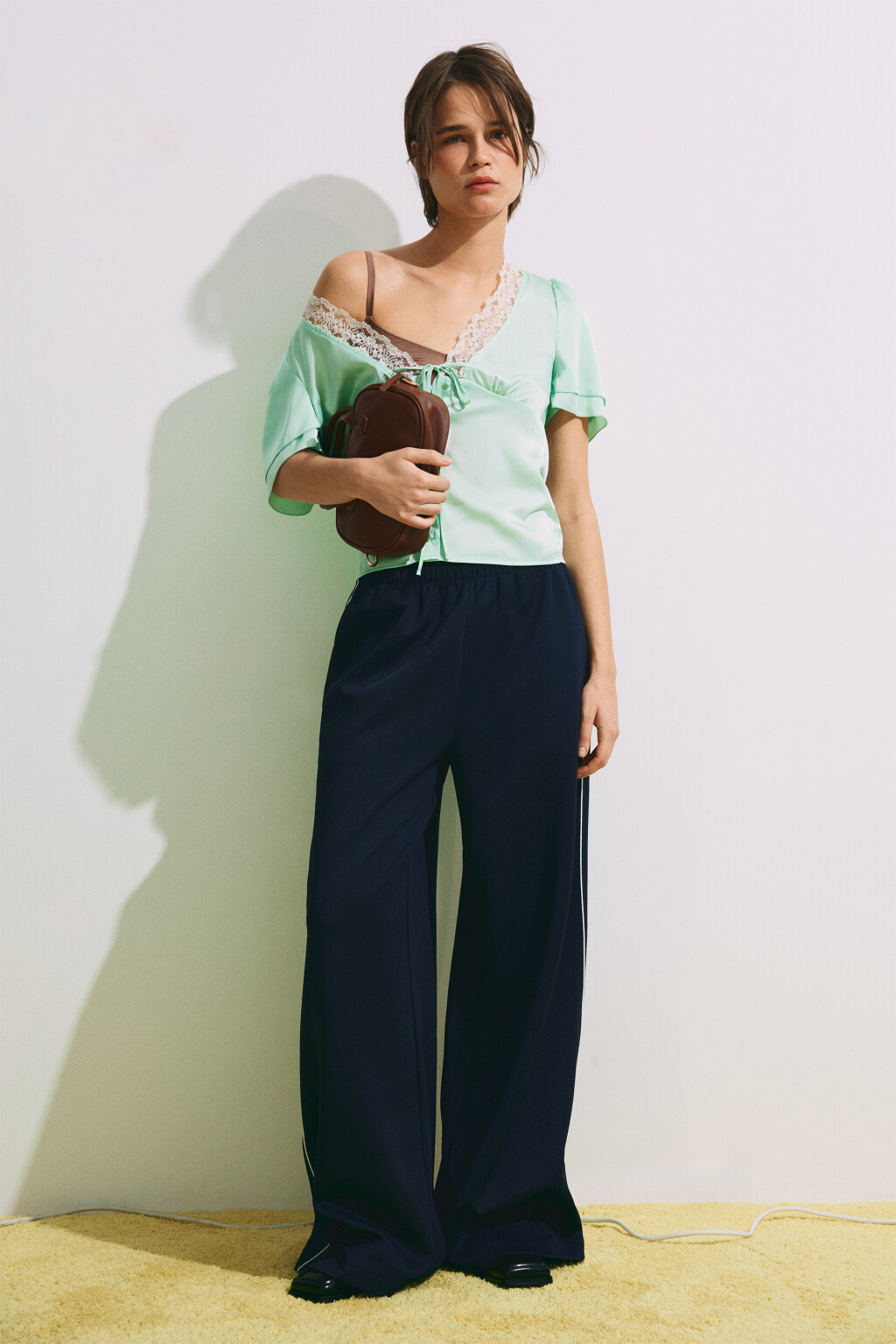 Блузка атласная с кружевной отделкой - цвет зеленый - 5