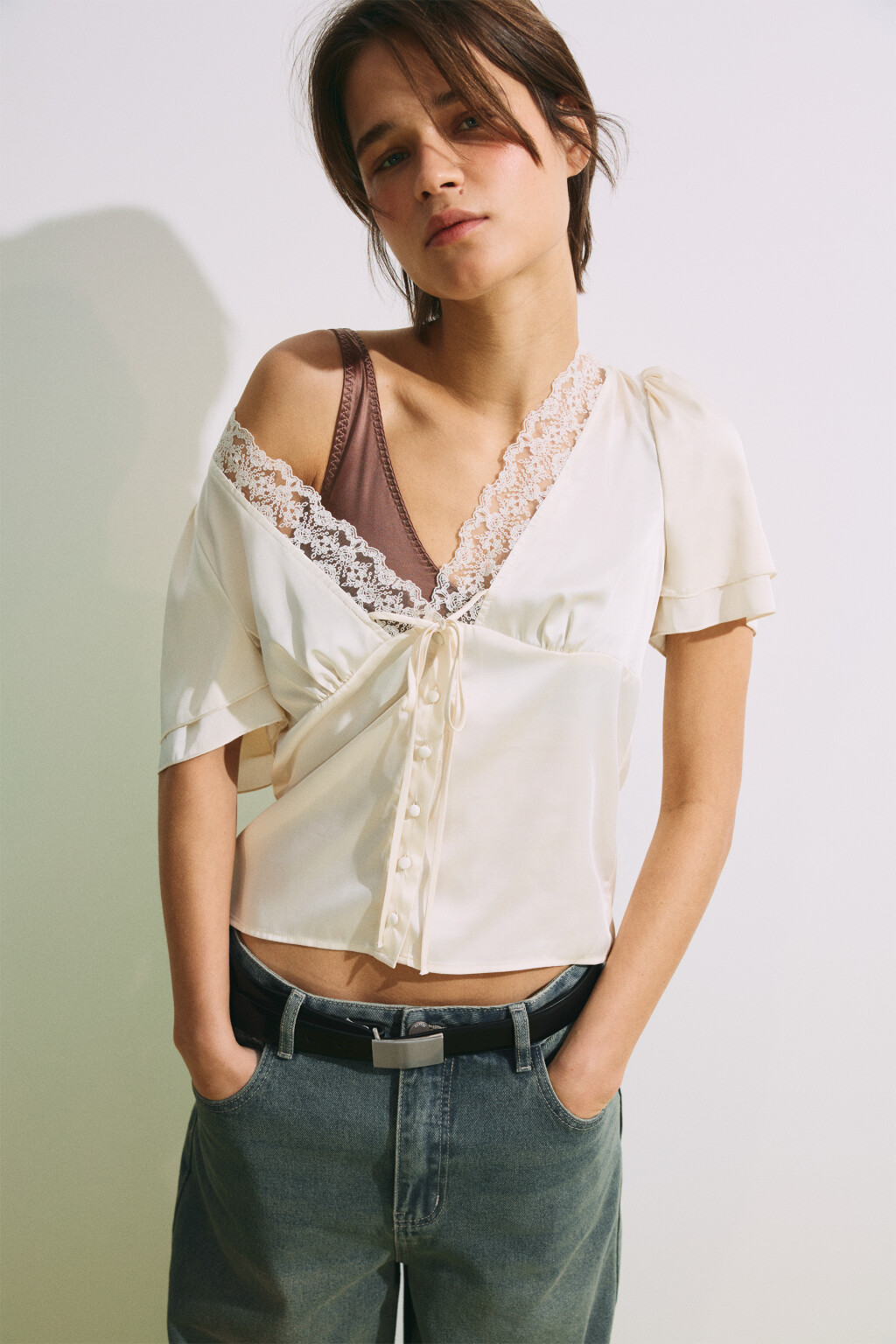 Блузка атласная с кружевной отделкой - цвет молочный - 1