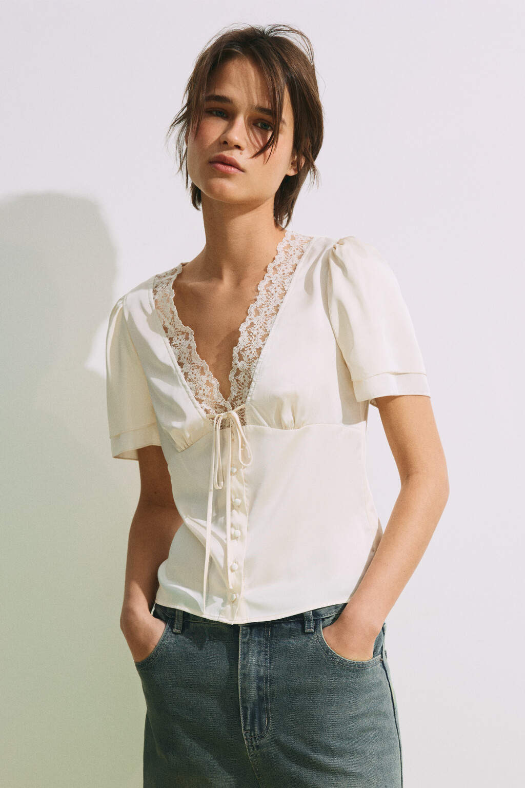 Блузка атласная с кружевной отделкой - цвет молочный - 2