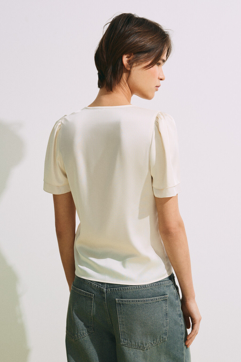 Блузка атласная с кружевной отделкой - цвет молочный - 3