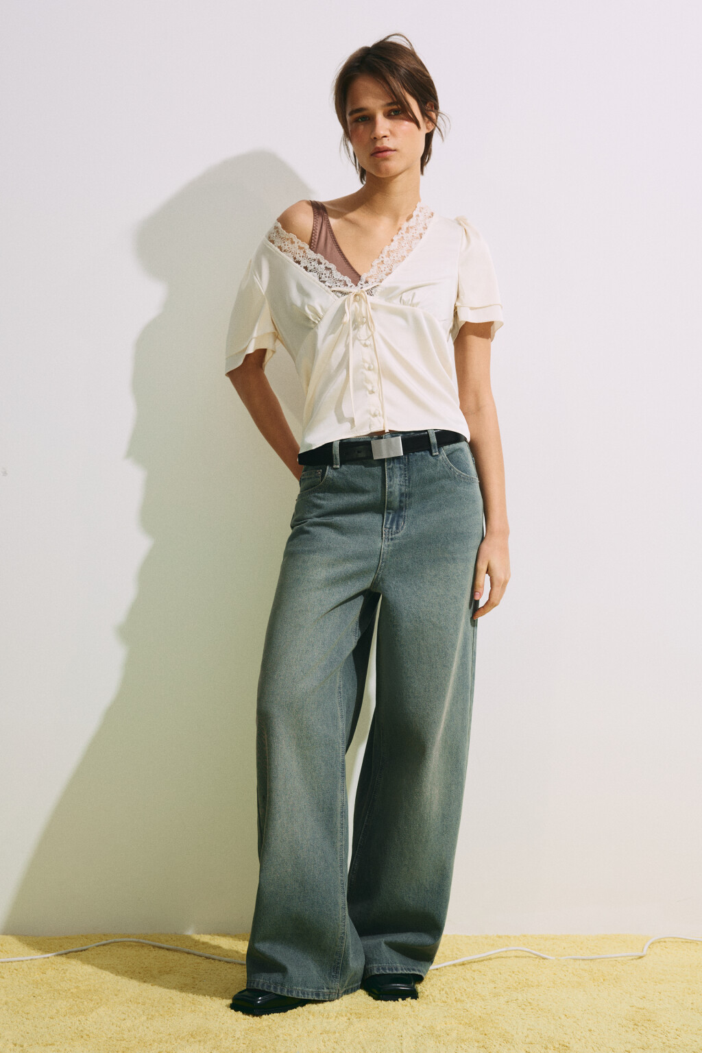 Блузка атласная с кружевной отделкой - цвет молочный - 4