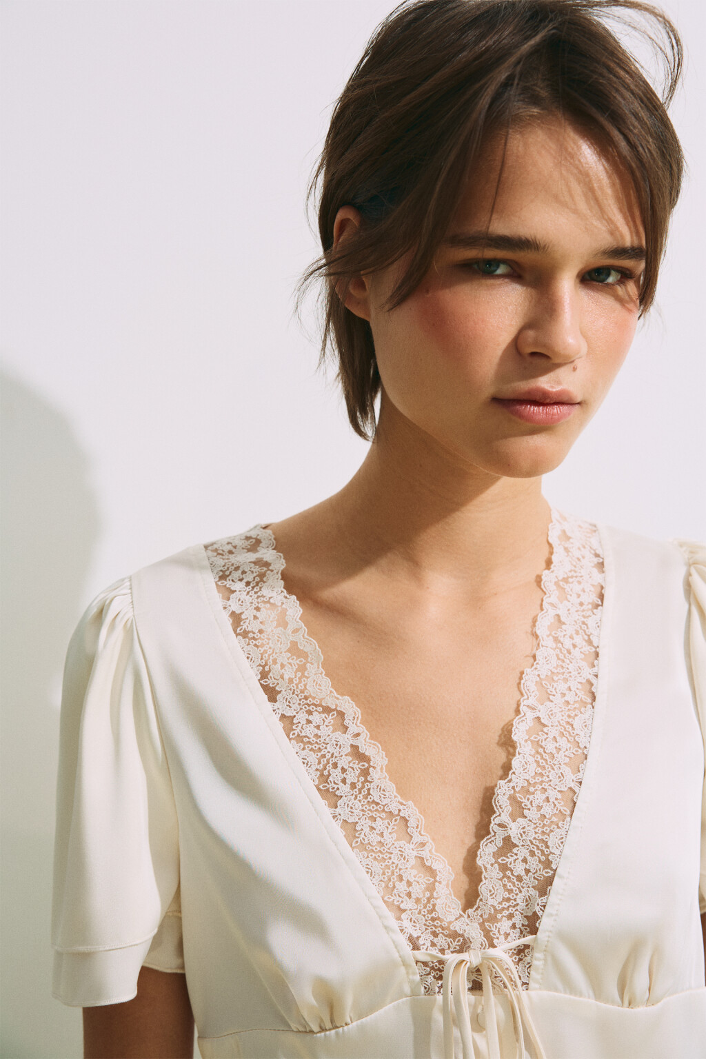Блузка атласная с кружевной отделкой - цвет молочный - 5