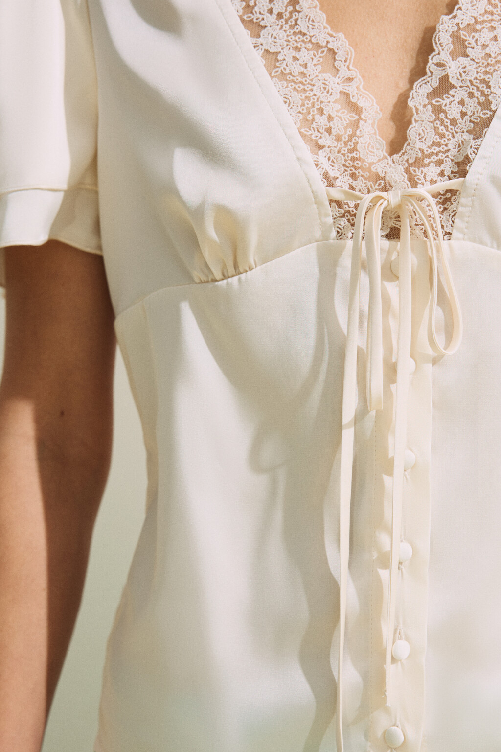 Блузка атласная с кружевной отделкой - цвет молочный - 6