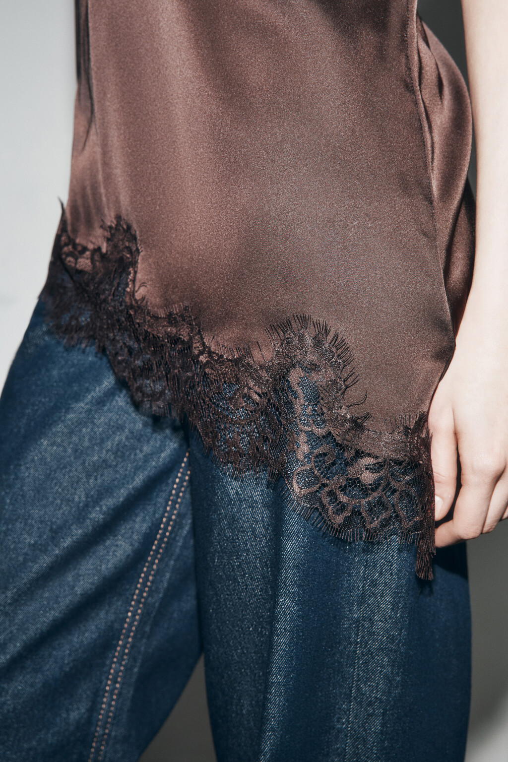 Топ с кружевом и атласной фактурой - цвет коричневый - 6