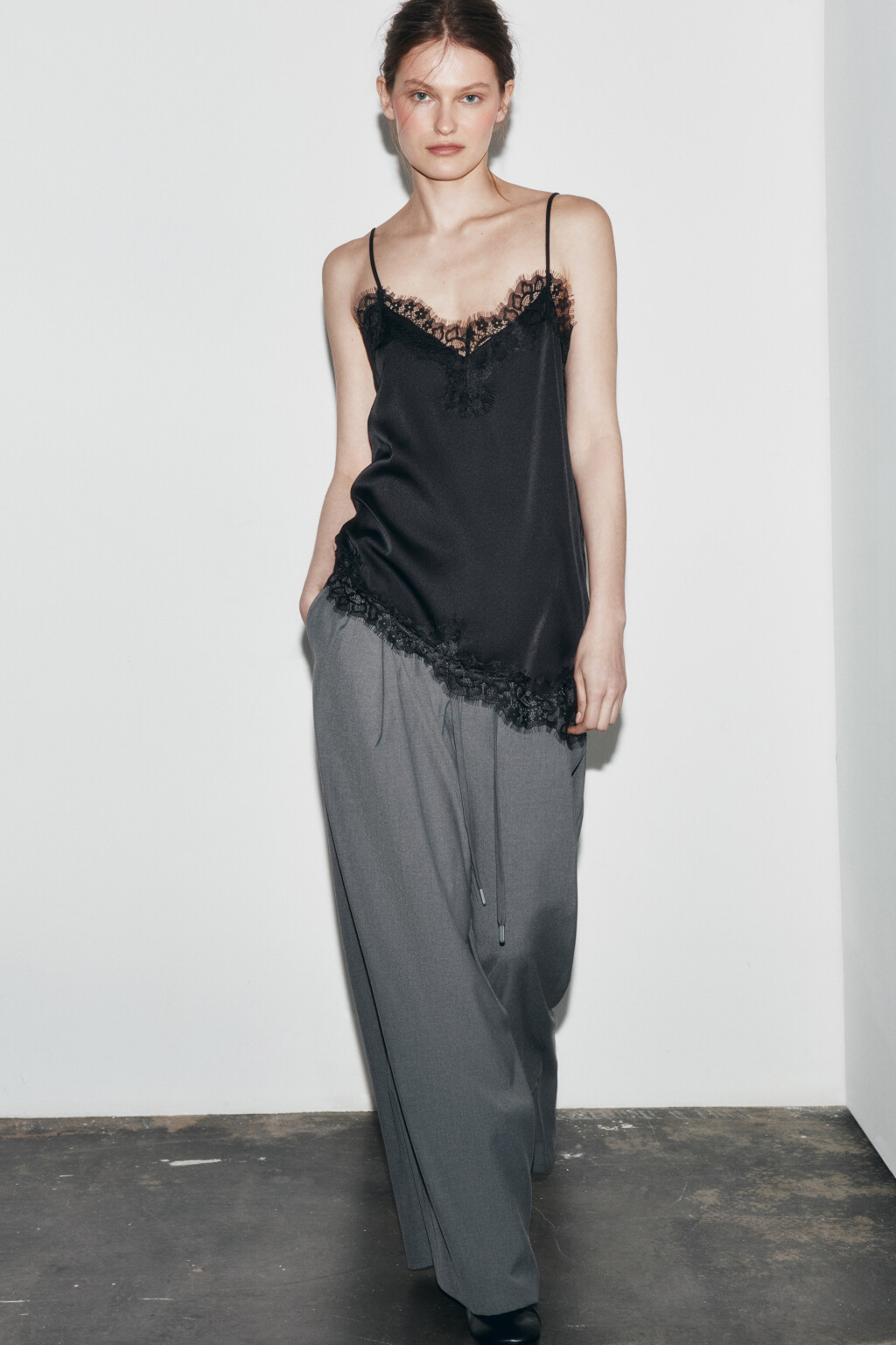 Топ с кружевом и атласной фактурой - цвет черный - 1