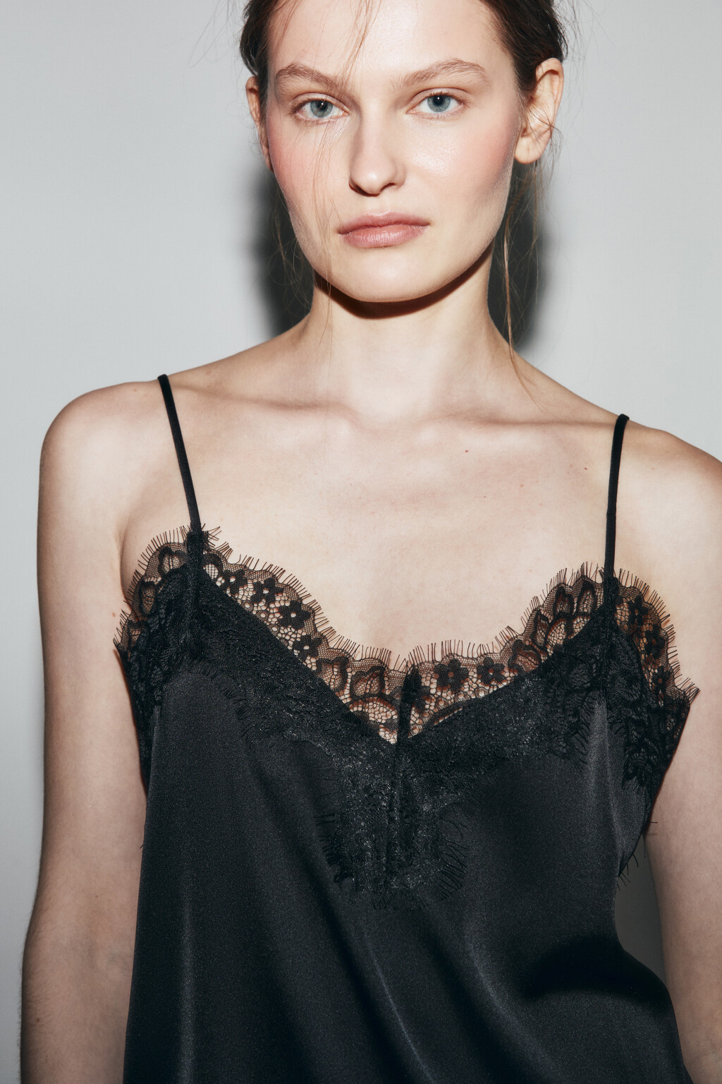 Топ с кружевом и атласной фактурой - цвет черный - 6