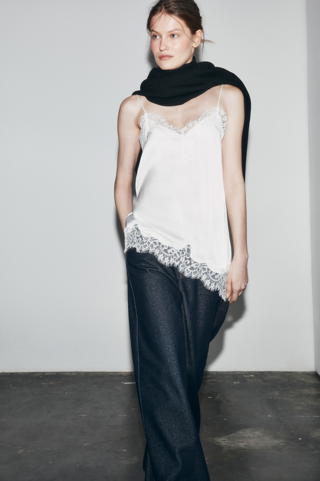 Топ с кружевом и атласной фактурой - цвет молочный - 2