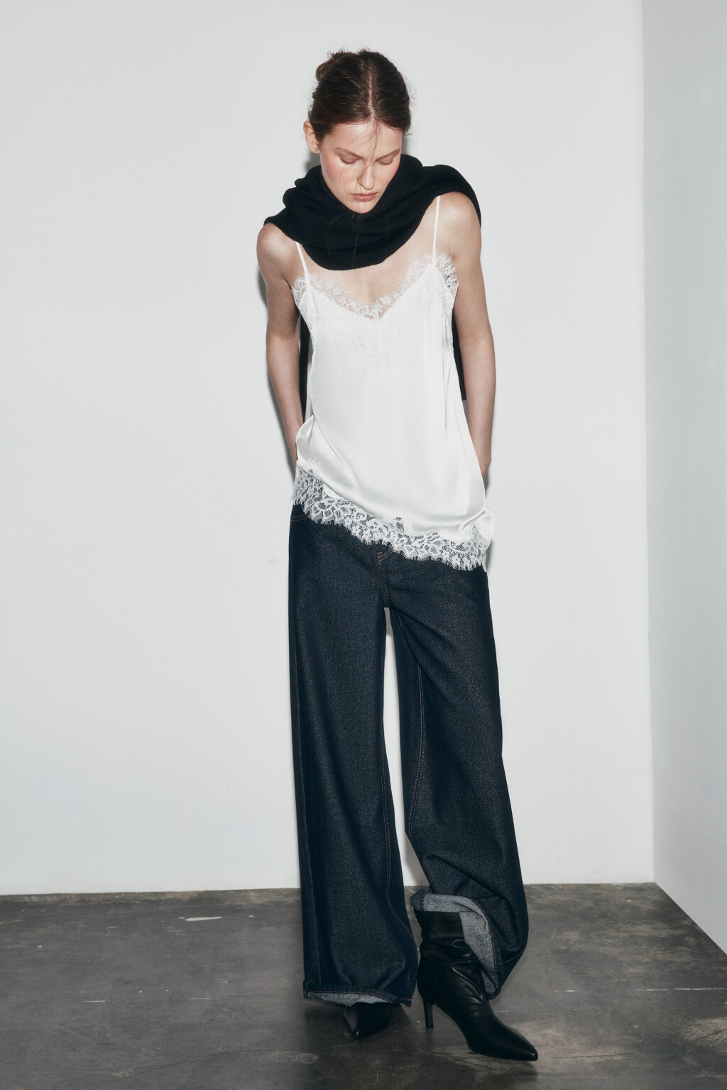 Топ с кружевом и атласной фактурой - цвет молочный - 5