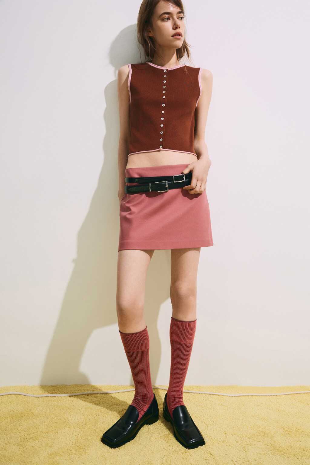 Жилет с контрастной окантовкой - цвет коричневый - 1