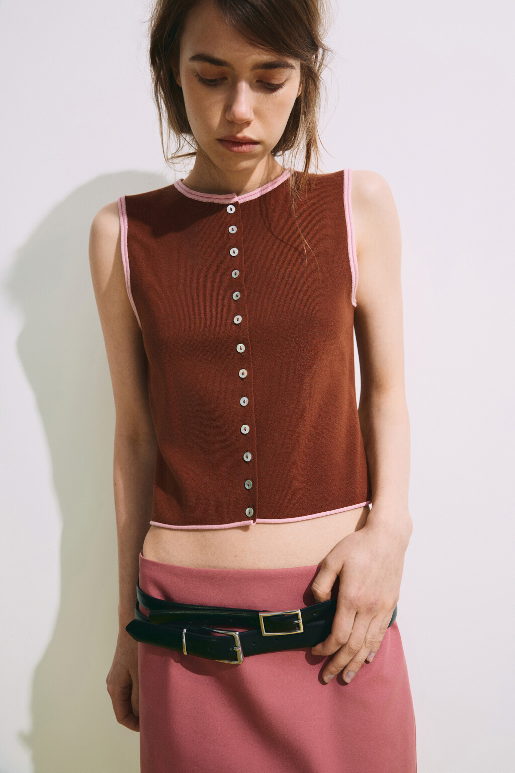 Жилет с контрастной окантовкой - цвет коричневый - 2